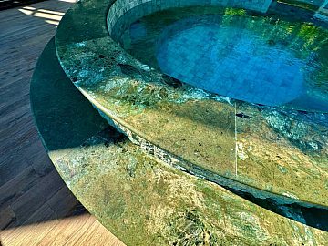 Detalhe da pedra hijau da piscina