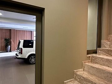 Rscadaria da garagem/adega ao primeiro pavimento