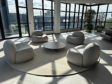 Salo principal com vista para a praia