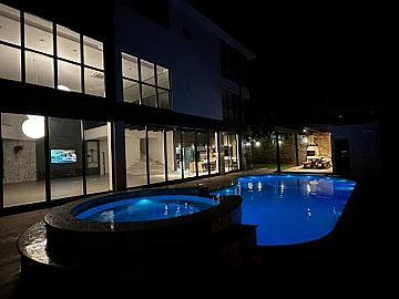 Viso noturna da rea da piscina