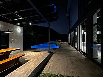 Viso noturna desde o espao gourmet, da rea da piscina