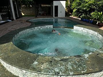 Piscina em pedra hijau